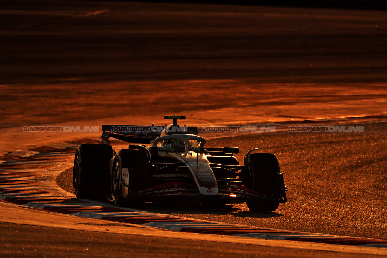TEST BAHRAIN, Nico Hulkenberg (GER) Haas VF-24.



21.02.2024. Formula 1 Testing, Sakhir, Bahrain, Day One.

- www.xpbimages.com, EMail: requests@xpbimages.com © Copyright: Moy / XPB Images