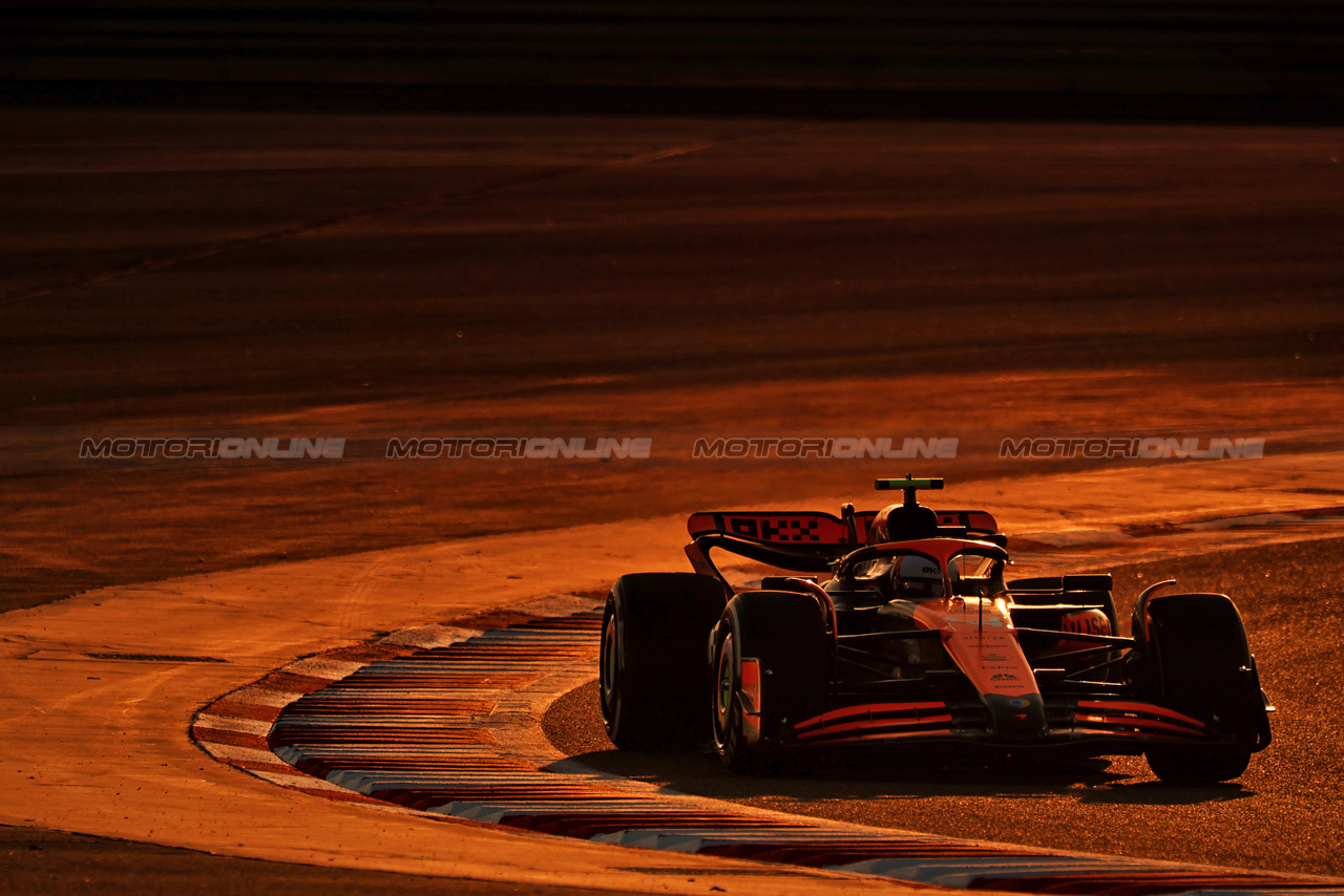 TEST BAHRAIN, Lando Norris (GBR) McLaren MCL38.

21.02.2024. Formula 1 Testing, Sakhir, Bahrain, Day One.

- www.xpbimages.com, EMail: requests@xpbimages.com © Copyright: Moy / XPB Images