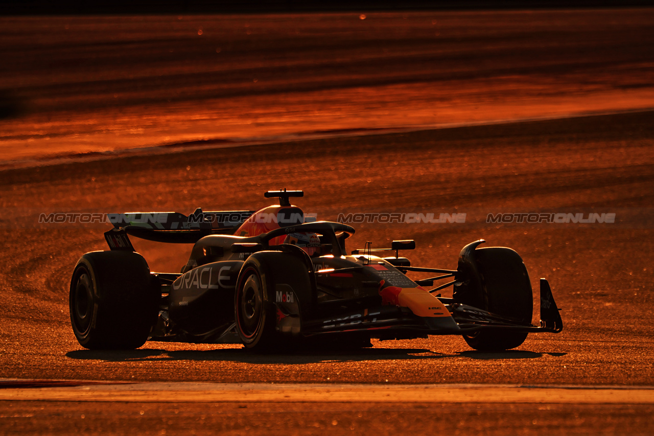 TEST BAHRAIN, Max Verstappen (NLD) Red Bull Racing RB20.

21.02.2024. Formula 1 Testing, Sakhir, Bahrain, Day One.

- www.xpbimages.com, EMail: requests@xpbimages.com © Copyright: Moy / XPB Images