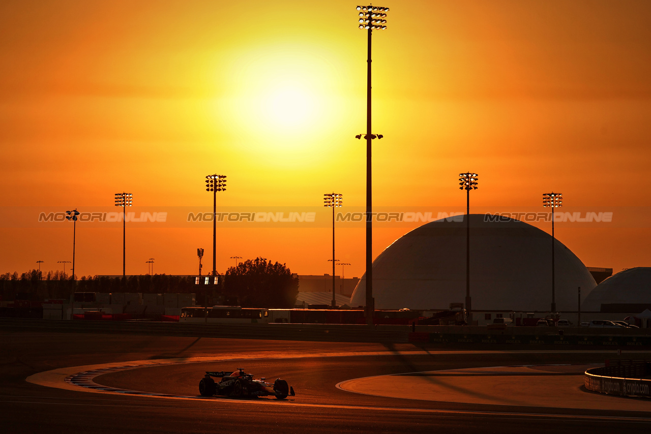 TEST BAHRAIN, Max Verstappen (NLD) Red Bull Racing RB20.

21.02.2024. Formula 1 Testing, Sakhir, Bahrain, Day One.

- www.xpbimages.com, EMail: requests@xpbimages.com © Copyright: Moy / XPB Images