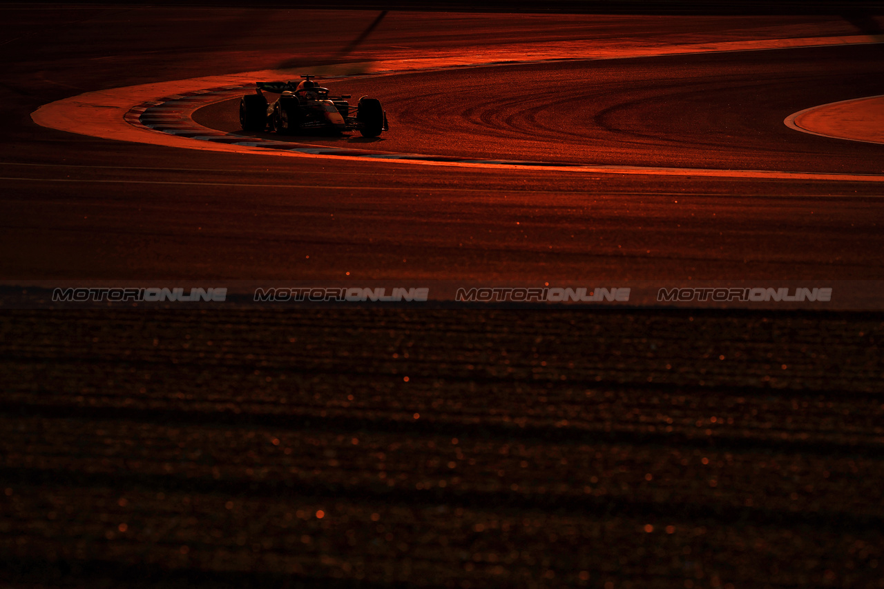 TEST BAHRAIN, Max Verstappen (NLD) Red Bull Racing RB20.

21.02.2024. Formula 1 Testing, Sakhir, Bahrain, Day One.

- www.xpbimages.com, EMail: requests@xpbimages.com © Copyright: Moy / XPB Images