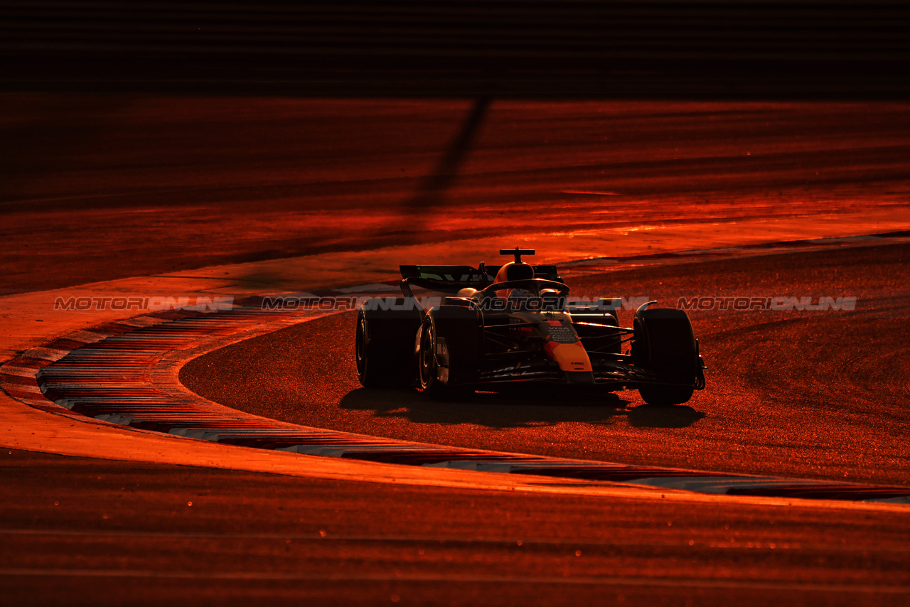 TEST BAHRAIN, Max Verstappen (NLD) Red Bull Racing RB20.

21.02.2024. Formula 1 Testing, Sakhir, Bahrain, Day One.

- www.xpbimages.com, EMail: requests@xpbimages.com © Copyright: Moy / XPB Images