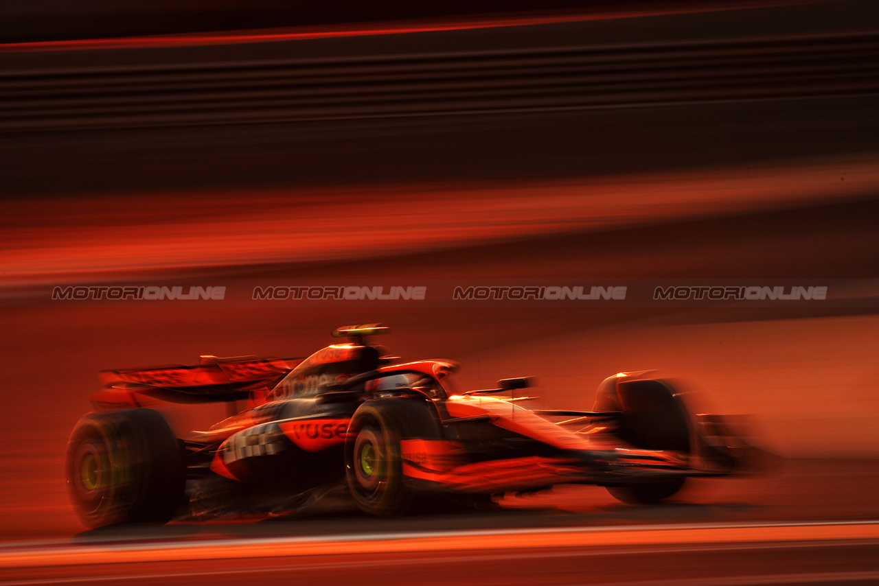 TEST BAHRAIN, Lando Norris (GBR) McLaren MCL38.

21.02.2024. Formula 1 Testing, Sakhir, Bahrain, Day One.

- www.xpbimages.com, EMail: requests@xpbimages.com © Copyright: Moy / XPB Images