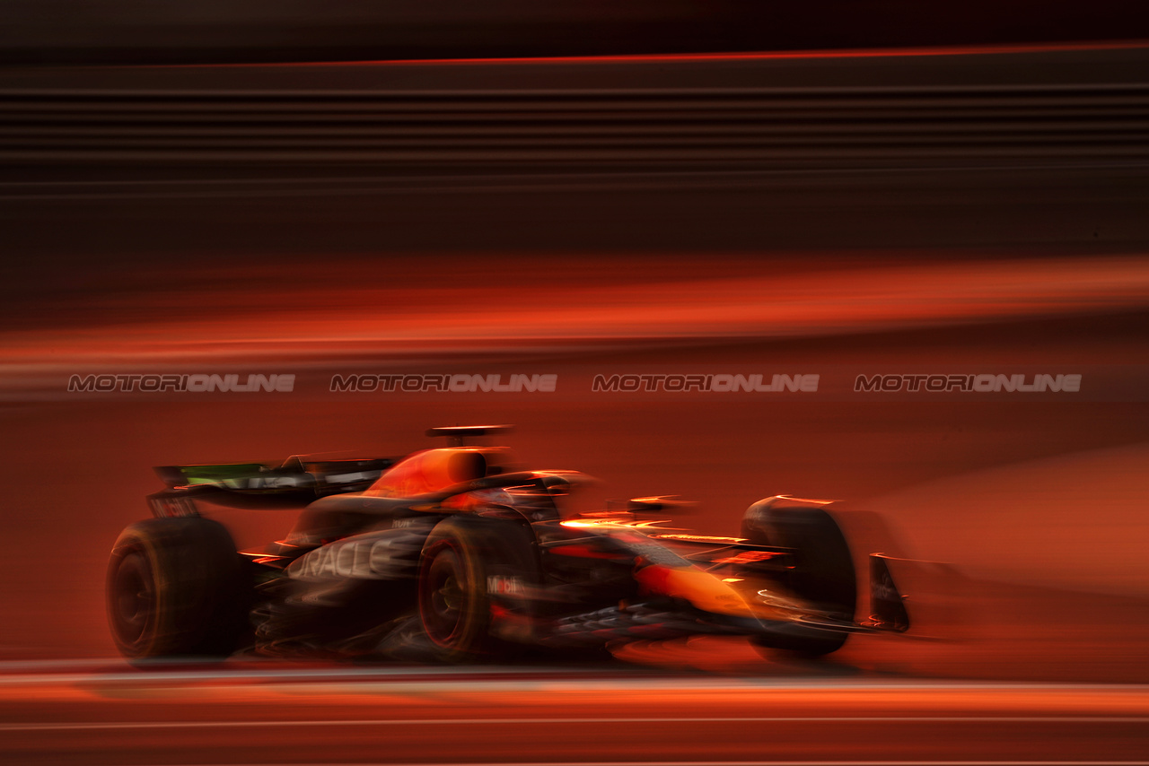 TEST BAHRAIN, Max Verstappen (NLD) Red Bull Racing RB20.

21.02.2024. Formula 1 Testing, Sakhir, Bahrain, Day One.

- www.xpbimages.com, EMail: requests@xpbimages.com © Copyright: Moy / XPB Images