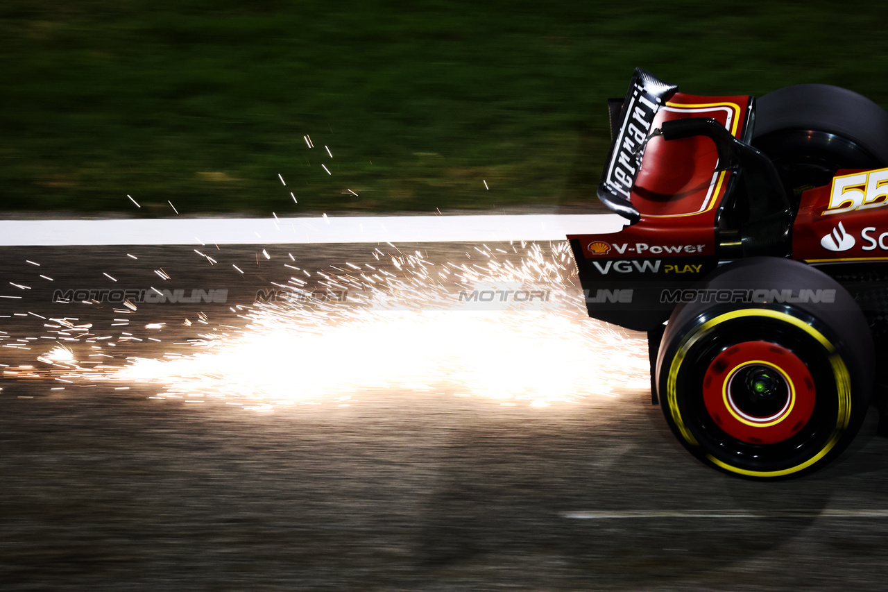 TEST BAHRAIN, Carlos Sainz Jr (ESP) Ferrari SF-24 sends sparks flying.

21.02.2024. Formula 1 Testing, Sakhir, Bahrain, Day One.

 - www.xpbimages.com, EMail: requests@xpbimages.com © Copyright: Coates / XPB Images