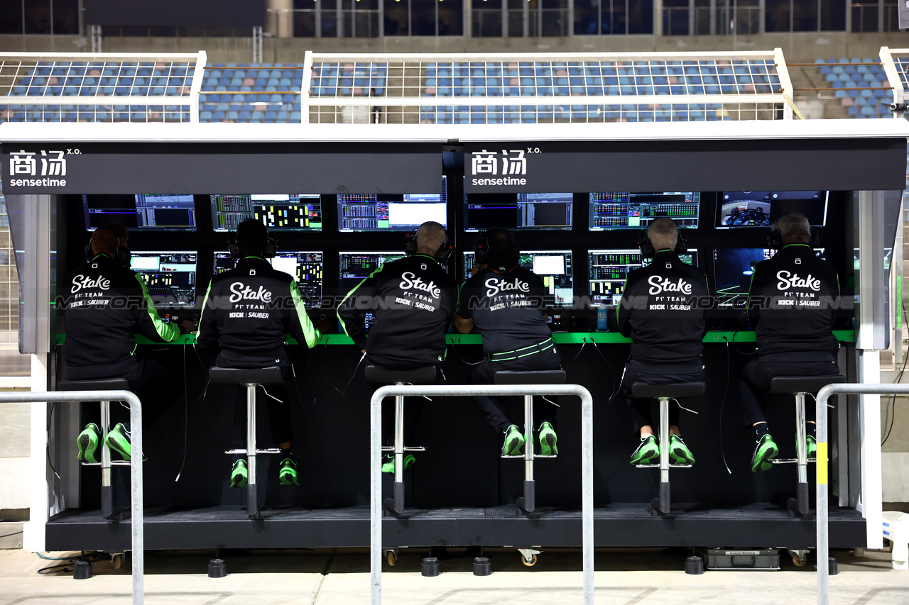 TEST BAHRAIN, Sauber pit gantry.

21.02.2024. Formula 1 Testing, Sakhir, Bahrain, Day One.

- www.xpbimages.com, EMail: requests@xpbimages.com © Copyright: Batchelor / XPB Images