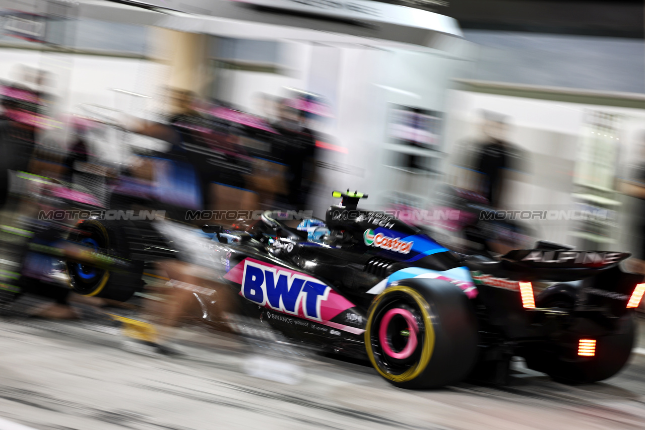 TEST BAHRAIN, Pierre Gasly (FRA) Alpine F1 Team A524 practices a pit stop. 

21.02.2024. Formula 1 Testing, Sakhir, Bahrain, Day One.

- www.xpbimages.com, EMail: requests@xpbimages.com © Copyright: Moy / XPB Images