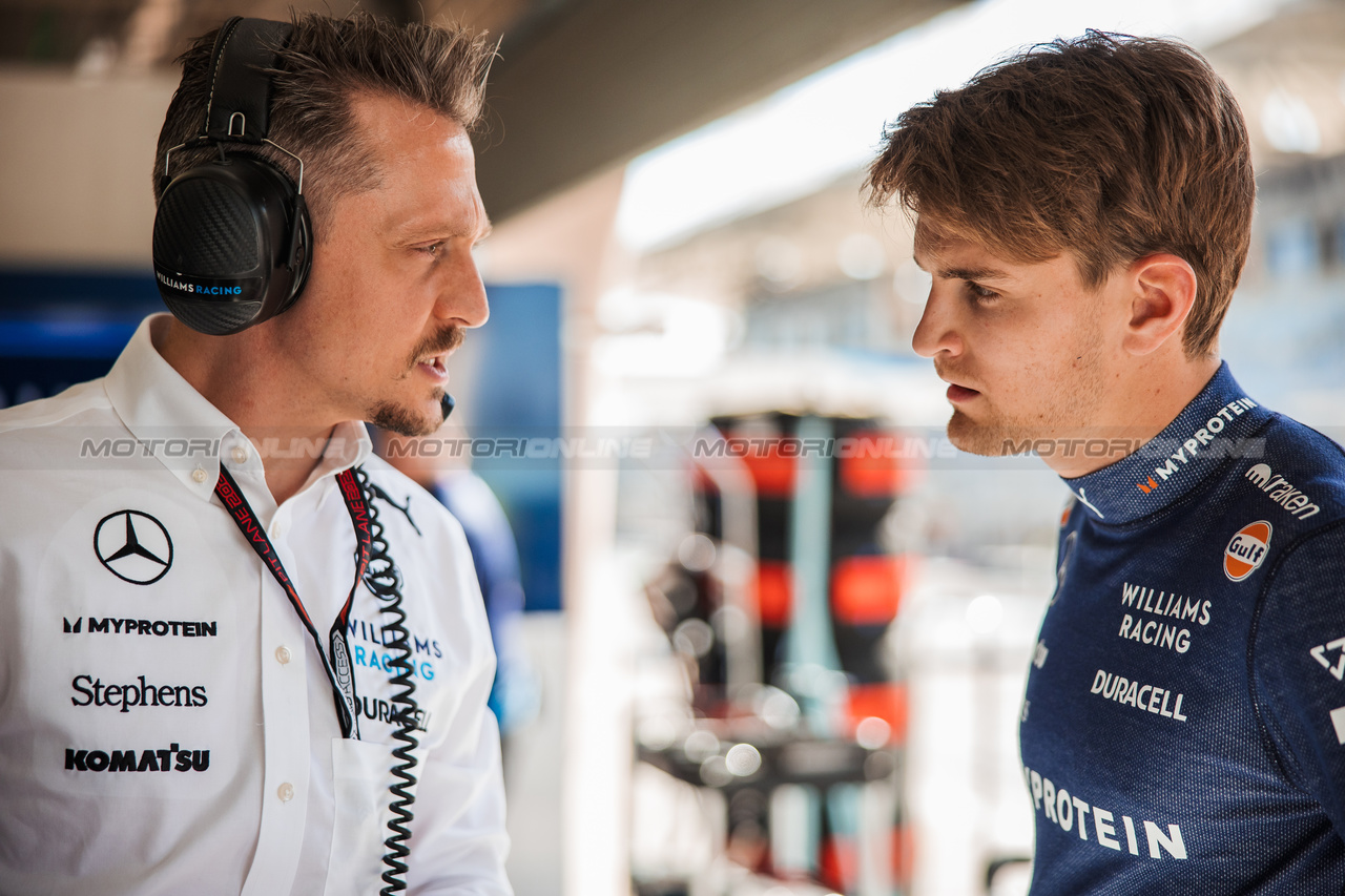 TEST BAHRAIN, (L to R): Gaetan Jego, Williams Racing Gara Engineer with Logan Sargeant (USA) Williams Racing.

21.02.2024. Formula 1 Testing, Sakhir, Bahrain, Day One.

- www.xpbimages.com, EMail: requests@xpbimages.com © Copyright: Bearne / XPB Images
