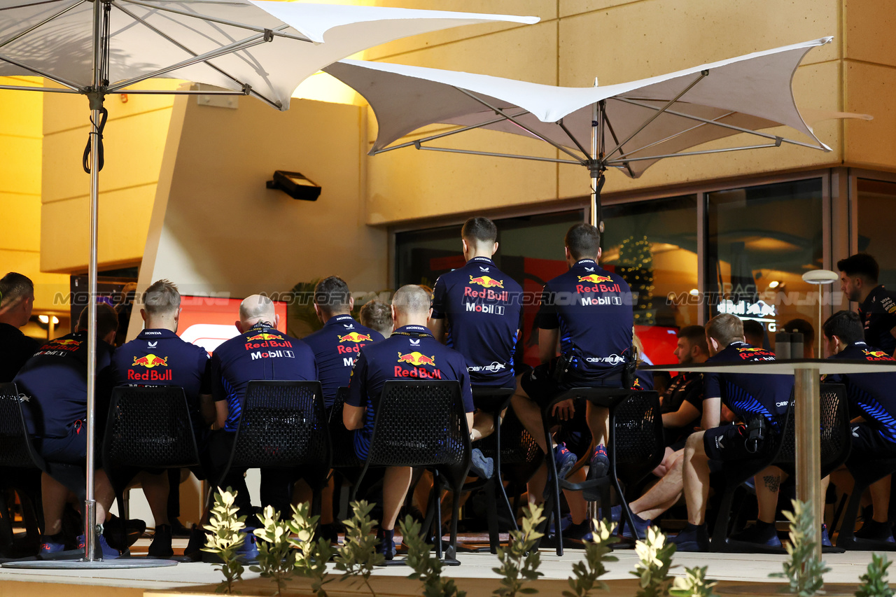 TEST BAHRAIN, Red Bull Racing meeting in the paddock.

21.02.2024. Formula 1 Testing, Sakhir, Bahrain, Day One.

- www.xpbimages.com, EMail: requests@xpbimages.com © Copyright: Moy / XPB Images
