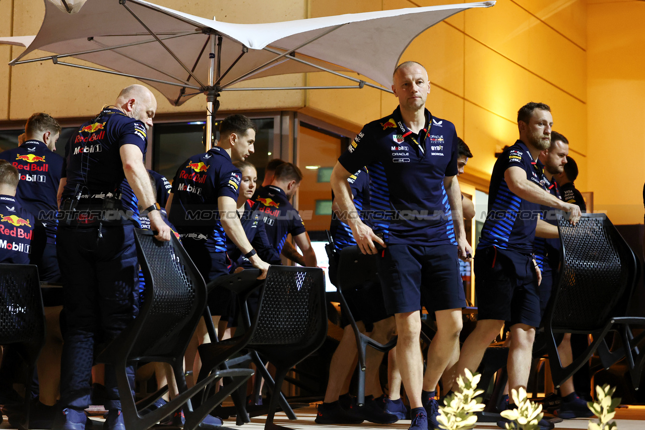 TEST BAHRAIN, Red Bull Racing meeting in the paddock.

21.02.2024. Formula 1 Testing, Sakhir, Bahrain, Day One.

- www.xpbimages.com, EMail: requests@xpbimages.com © Copyright: Moy / XPB Images