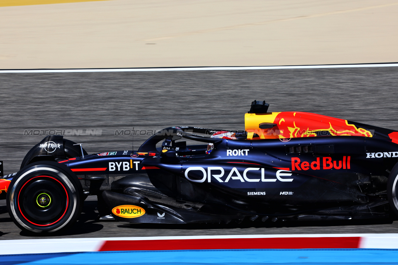 TEST BAHRAIN, Max Verstappen (NLD) Red Bull Racing RB20.

21.02.2024. Formula 1 Testing, Sakhir, Bahrain, Day One.

- www.xpbimages.com, EMail: requests@xpbimages.com © Copyright: Charniaux / XPB Images
