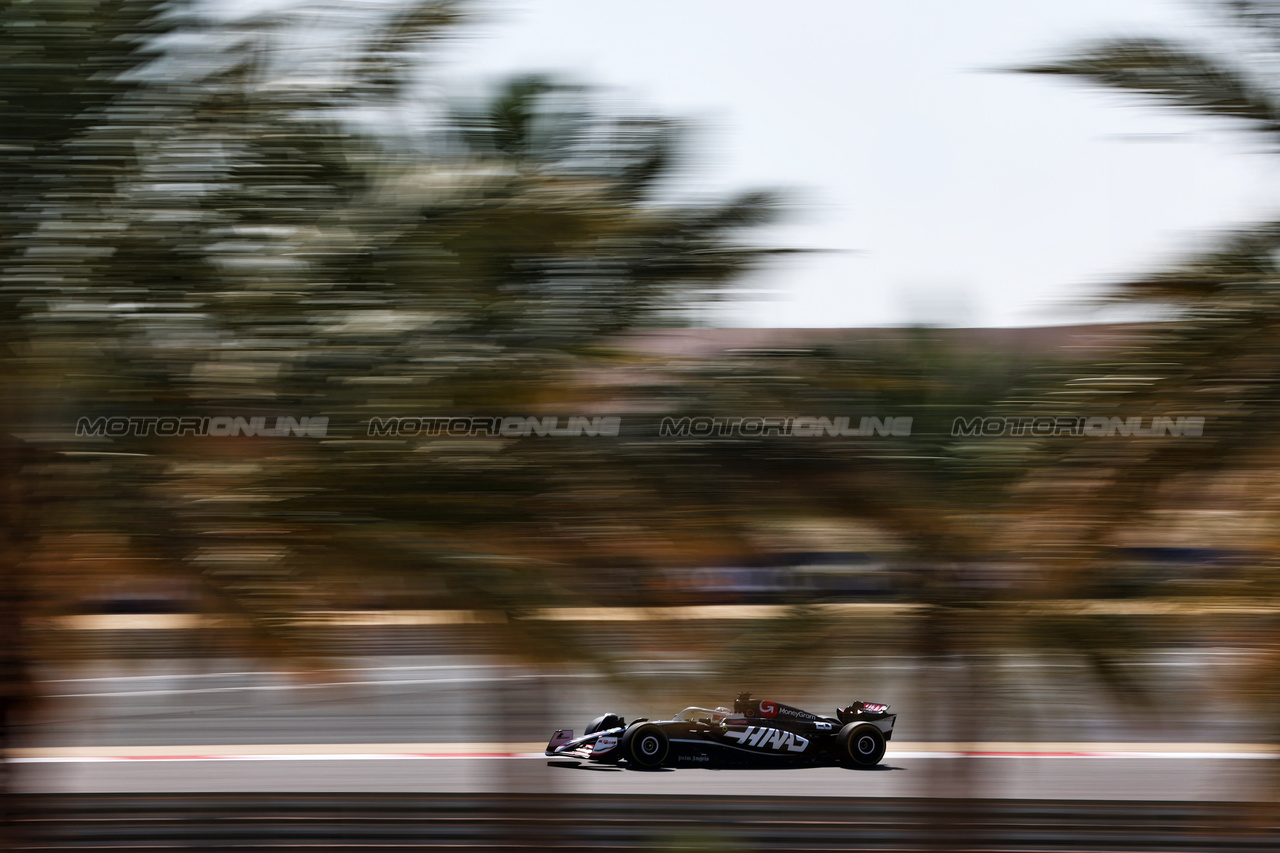 TEST BAHRAIN, Kevin Magnussen (DEN) Haas VF-24.

21.02.2024. Formula 1 Testing, Sakhir, Bahrain, Day One.

- www.xpbimages.com, EMail: requests@xpbimages.com © Copyright: Charniaux / XPB Images