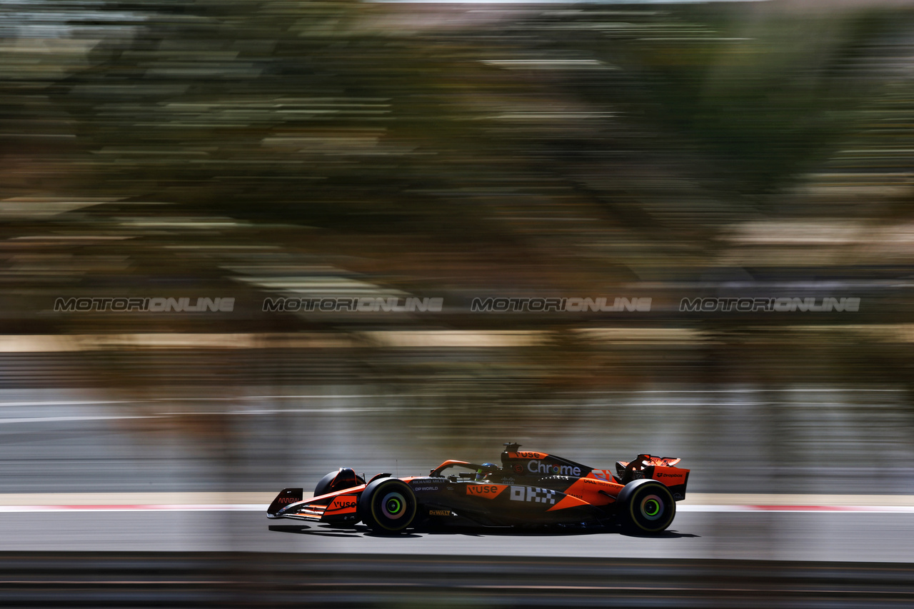 TEST BAHRAIN, Oscar Piastri (AUS) McLaren MCL38.

21.02.2024. Formula 1 Testing, Sakhir, Bahrain, Day One.

- www.xpbimages.com, EMail: requests@xpbimages.com © Copyright: Charniaux / XPB Images
