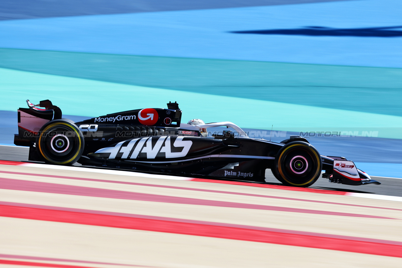 TEST BAHRAIN, Kevin Magnussen (DEN) Haas VF-24.

21.02.2024. Formula 1 Testing, Sakhir, Bahrain, Day One.

- www.xpbimages.com, EMail: requests@xpbimages.com © Copyright: Charniaux / XPB Images