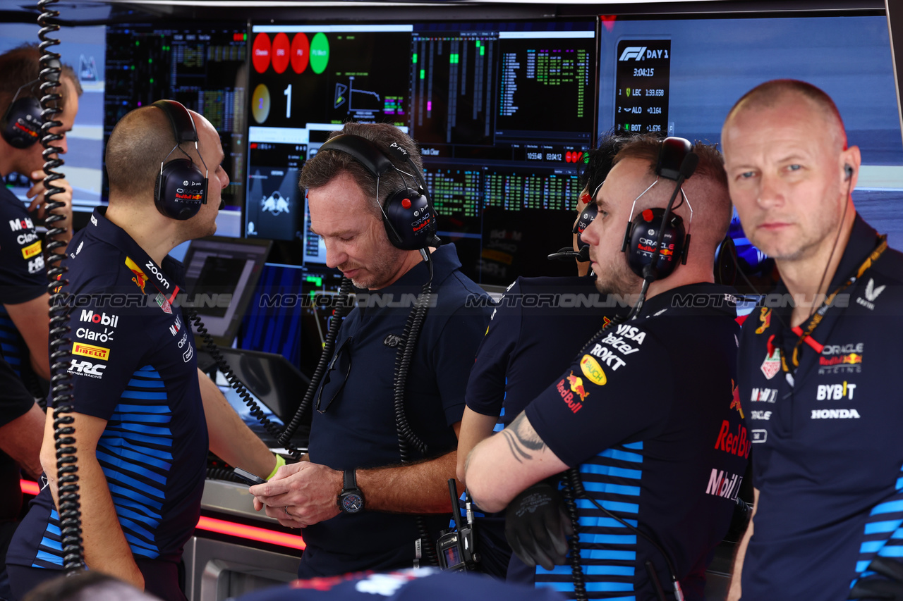 TEST BAHRAIN, Christian Horner (GBR) Red Bull Racing Team Principal.

21.02.2024. Formula 1 Testing, Sakhir, Bahrain, Day One.

 - www.xpbimages.com, EMail: requests@xpbimages.com © Copyright: Coates / XPB Images