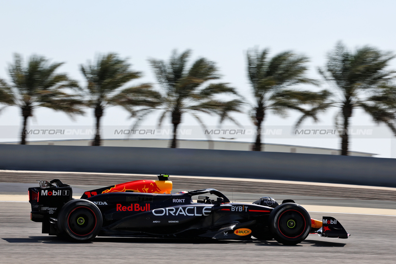 TEST BAHRAIN, Sergio Perez (MEX) Red Bull Racing RB20.

22.02.2024. Formula 1 Testing, Sakhir, Bahrain, Day Two.

- www.xpbimages.com, EMail: requests@xpbimages.com © Copyright: Moy / XPB Images