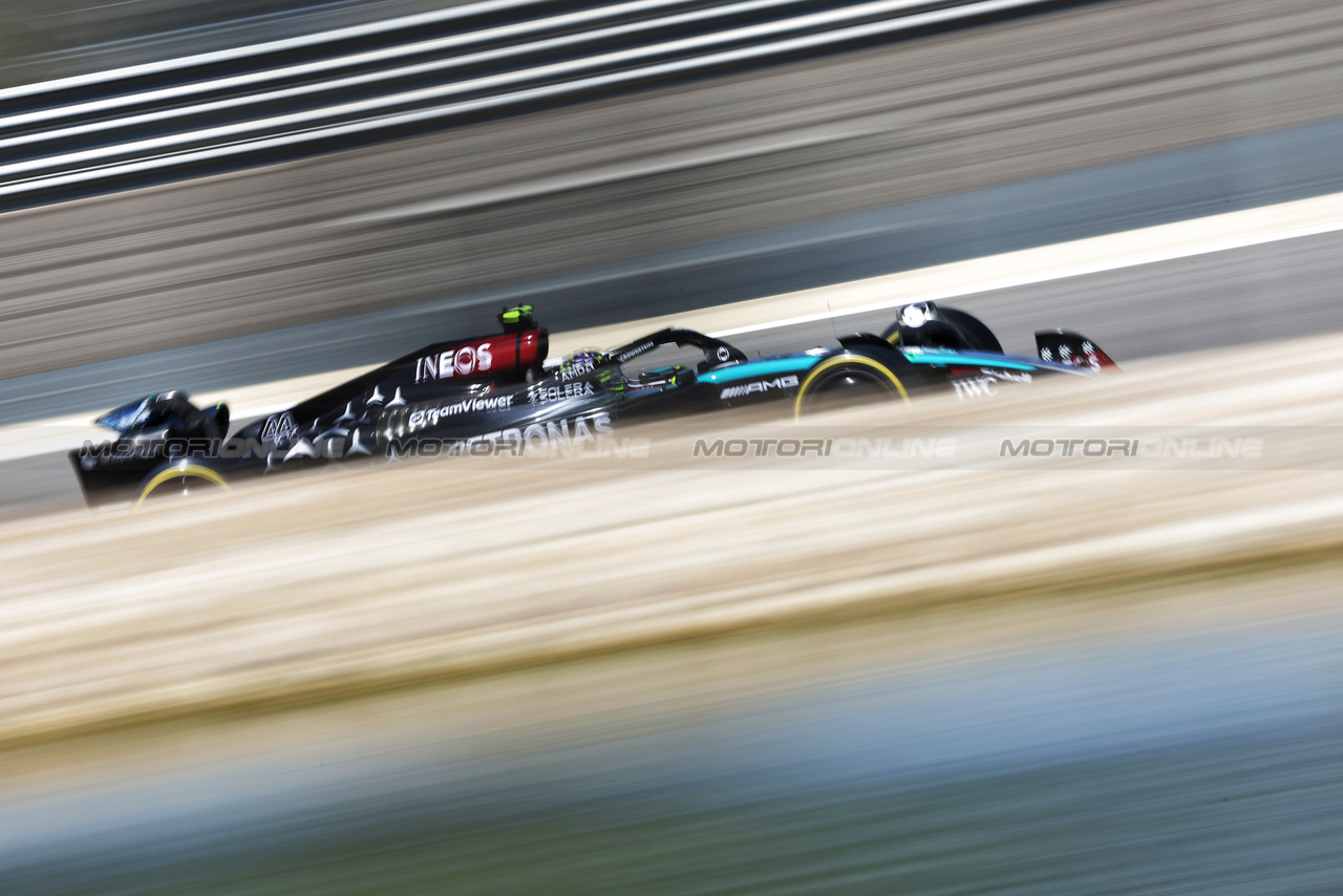TEST BAHRAIN, Lewis Hamilton (GBR) Mercedes AMG F1 W15.

22.02.2024. Formula 1 Testing, Sakhir, Bahrain, Day Two.

- www.xpbimages.com, EMail: requests@xpbimages.com © Copyright: Bearne / XPB Images