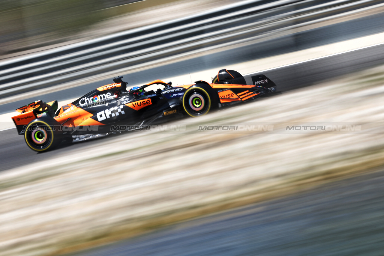 TEST BAHRAIN, Oscar Piastri (AUS) McLaren MCL38.

22.02.2024. Formula 1 Testing, Sakhir, Bahrain, Day Two.

- www.xpbimages.com, EMail: requests@xpbimages.com © Copyright: Bearne / XPB Images