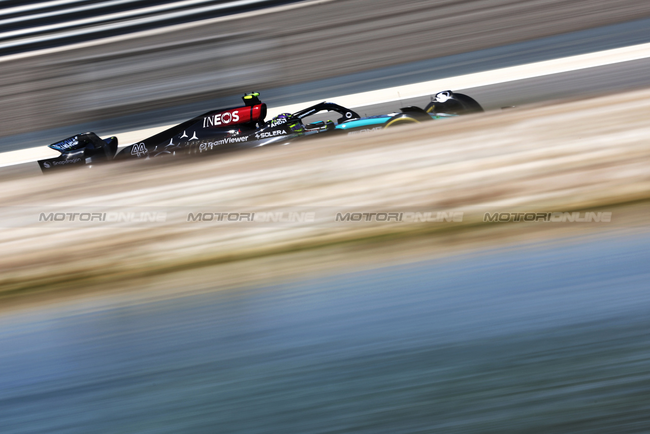 TEST BAHRAIN, Lewis Hamilton (GBR) Mercedes AMG F1 W15.

22.02.2024. Formula 1 Testing, Sakhir, Bahrain, Day Two.

- www.xpbimages.com, EMail: requests@xpbimages.com © Copyright: Bearne / XPB Images