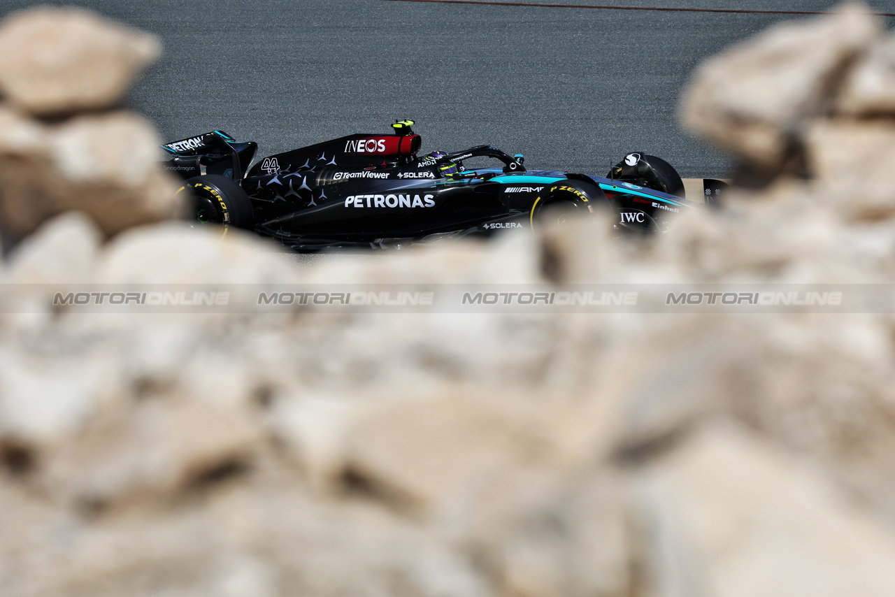 TEST BAHRAIN, Lewis Hamilton (GBR) Mercedes AMG F1 W15.

22.02.2024. Formula 1 Testing, Sakhir, Bahrain, Day Two.

- www.xpbimages.com, EMail: requests@xpbimages.com © Copyright: Bearne / XPB Images