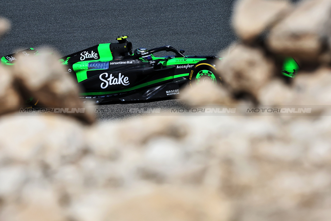 TEST BAHRAIN, Zhou Guanyu (CHN) Sauber C44.

22.02.2024. Formula 1 Testing, Sakhir, Bahrain, Day Two.

- www.xpbimages.com, EMail: requests@xpbimages.com © Copyright: Bearne / XPB Images