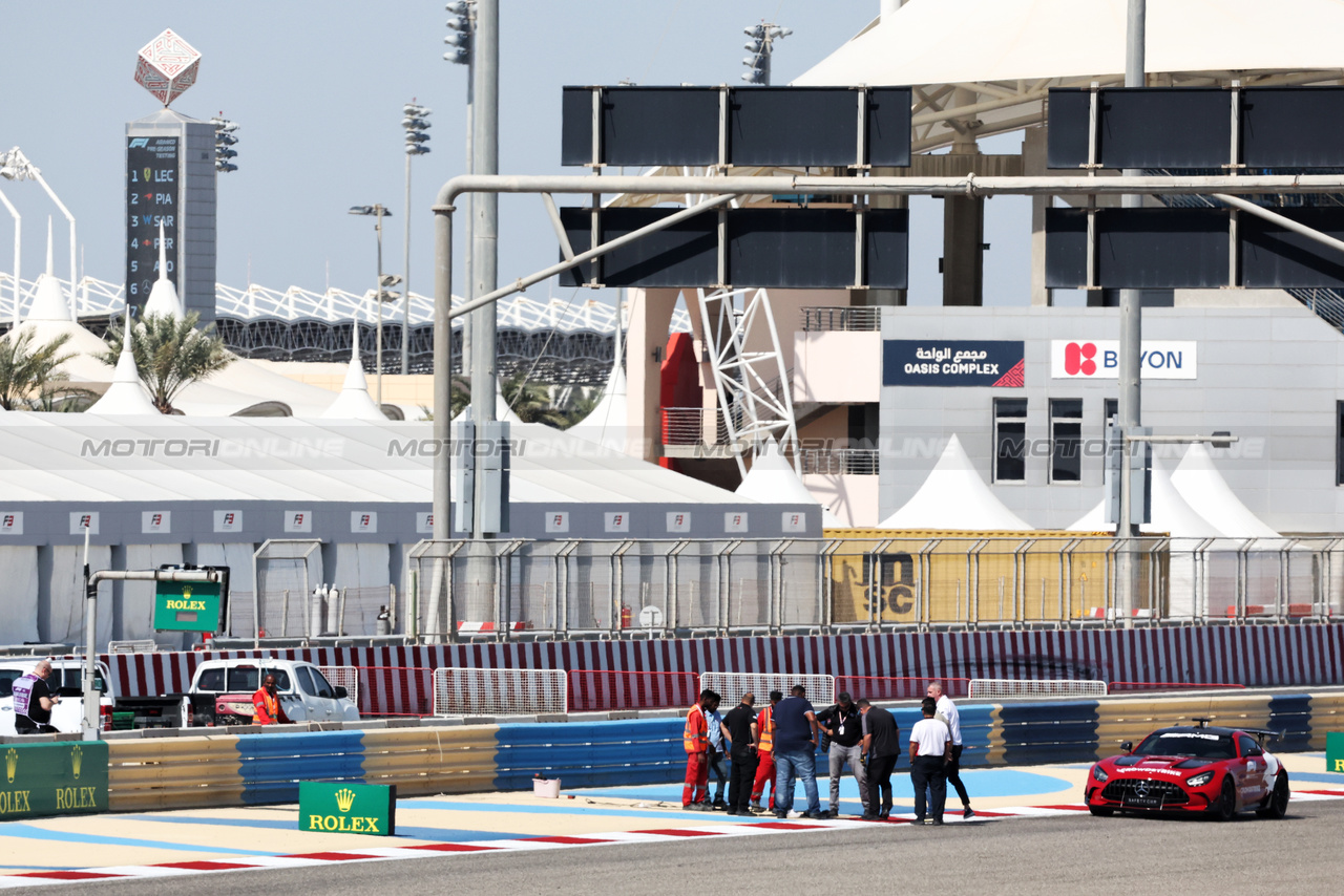 TEST BAHRAIN, Circuit workers inspect the circuit for a damaged drain cover at turn 11.

22.02.2024. Formula 1 Testing, Sakhir, Bahrain, Day Two.

- www.xpbimages.com, EMail: requests@xpbimages.com © Copyright: Bearne / XPB Images