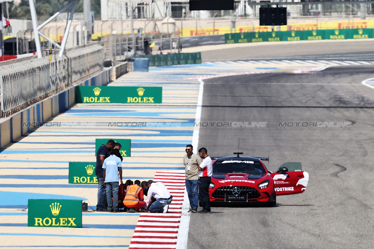 TEST BAHRAIN, Circuit workers inspect the circuit for a damaged drain cover at turn 11.

22.02.2024. Formula 1 Testing, Sakhir, Bahrain, Day Two.

- www.xpbimages.com, EMail: requests@xpbimages.com © Copyright: Bearne / XPB Images