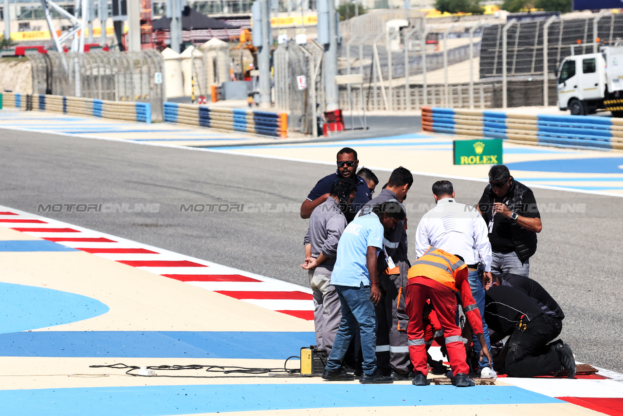 TEST BAHRAIN, Circuit workers repair a damaged drain cover at turn 11.

22.02.2024. Formula 1 Testing, Sakhir, Bahrain, Day Two.

- www.xpbimages.com, EMail: requests@xpbimages.com © Copyright: Bearne / XPB Images