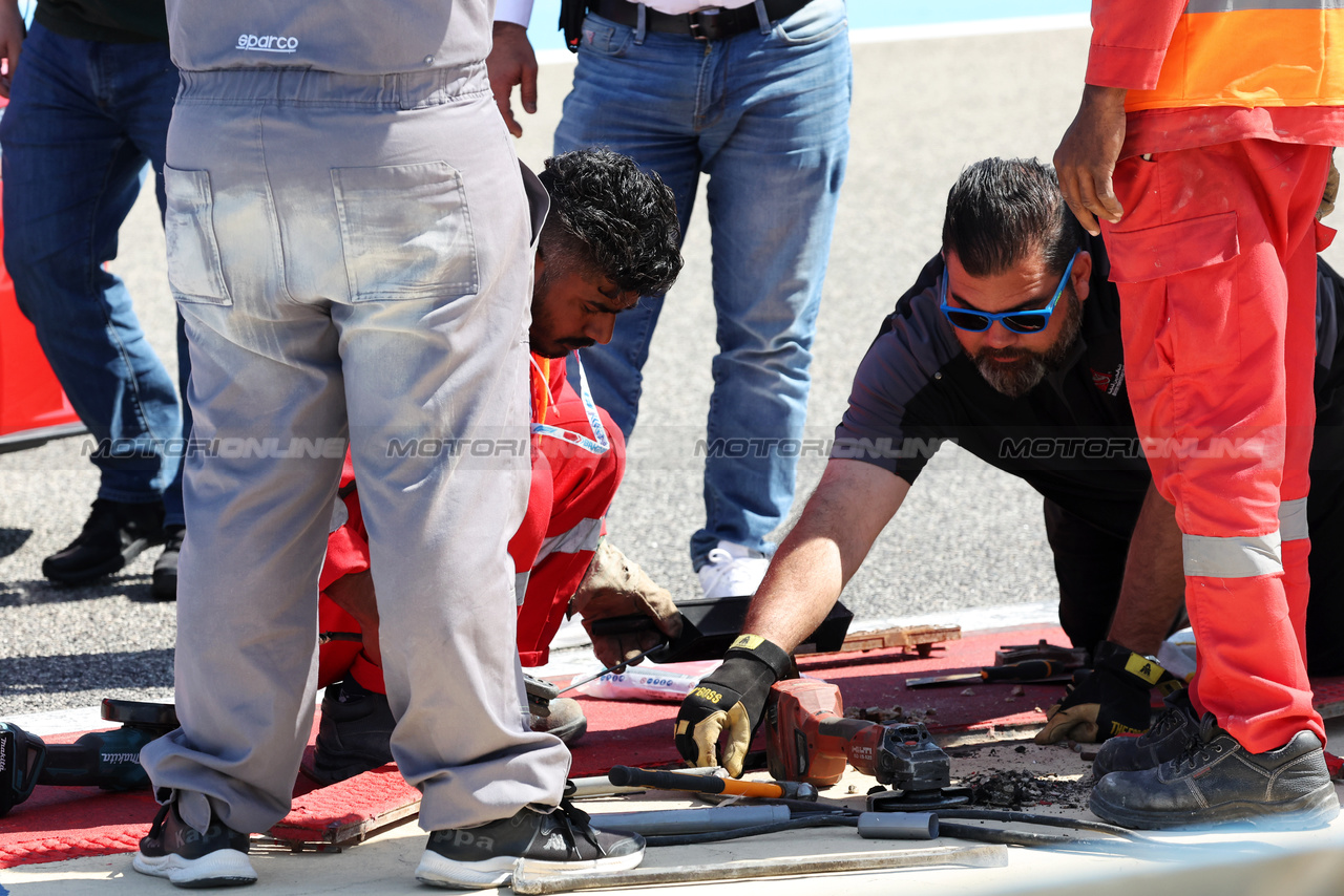 TEST BAHRAIN, Circuit workers repair a damaged drain cover at turn 11.

22.02.2024. Formula 1 Testing, Sakhir, Bahrain, Day Two.

- www.xpbimages.com, EMail: requests@xpbimages.com © Copyright: Bearne / XPB Images