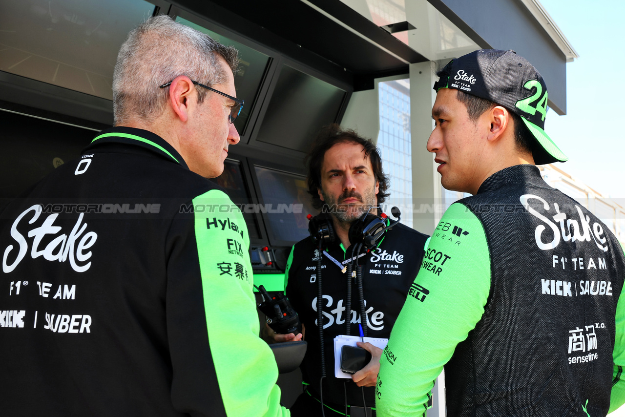 TEST BAHRAIN, Xevi Pujolar (ESP) Sauber Head of Trackside Engineering (Left) with Zhou Guanyu (CHN) Sauber (Right).

22.02.2024. Formula 1 Testing, Sakhir, Bahrain, Day Two.

- www.xpbimages.com, EMail: requests@xpbimages.com © Copyright: Batchelor / XPB Images