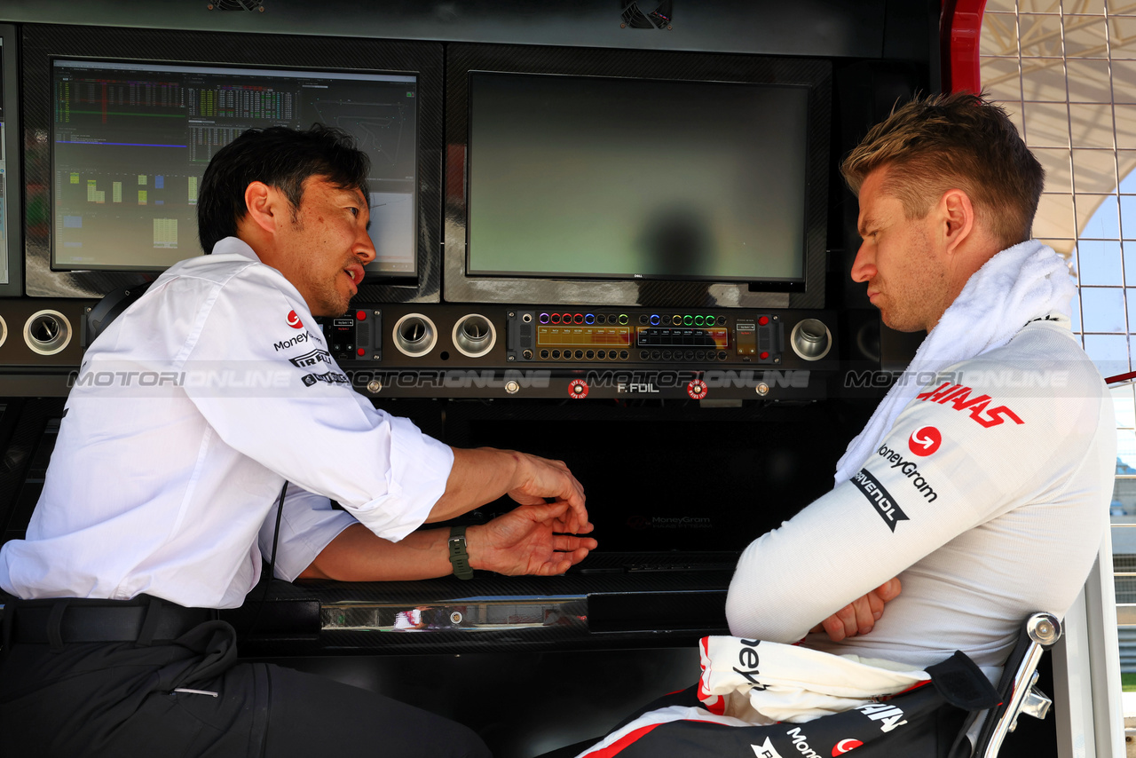 TEST BAHRAIN, (L to R): Ayao Komatsu (JPN) Haas F1 Team Principal with Nico Hulkenberg (GER) Haas F1 Team.

22.02.2024. Formula 1 Testing, Sakhir, Bahrain, Day Two.

- www.xpbimages.com, EMail: requests@xpbimages.com © Copyright: Batchelor / XPB Images