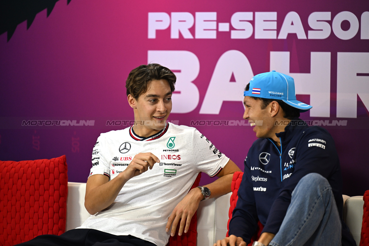 TEST BAHRAIN, (L to R): George Russell (GBR) Mercedes AMG F1 e Alexander Albon (THA) Williams Racing in the FIA Press Conference.

22.02.2024. Formula 1 Testing, Sakhir, Bahrain, Day Two.

- www.xpbimages.com, EMail: requests@xpbimages.com © Copyright: XPB Images