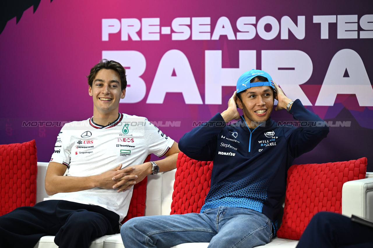 TEST BAHRAIN, (L to R): George Russell (GBR) Mercedes AMG F1 e Alexander Albon (THA) Williams Racing in the FIA Press Conference.

22.02.2024. Formula 1 Testing, Sakhir, Bahrain, Day Two.

- www.xpbimages.com, EMail: requests@xpbimages.com © Copyright: XPB Images