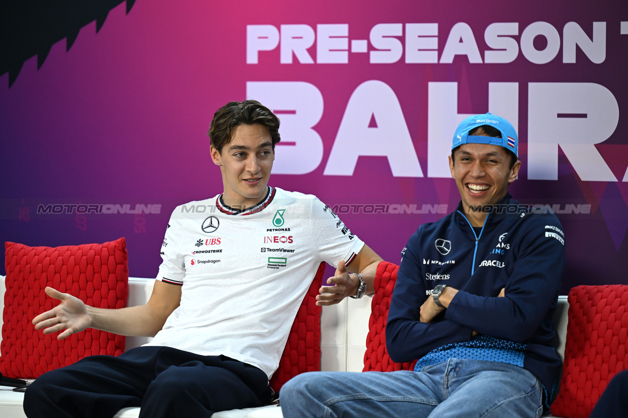 TEST BAHRAIN, (L to R): George Russell (GBR) Mercedes AMG F1 e Alexander Albon (THA) Williams Racing in the FIA Press Conference.

22.02.2024. Formula 1 Testing, Sakhir, Bahrain, Day Two.

- www.xpbimages.com, EMail: requests@xpbimages.com © Copyright: XPB Images