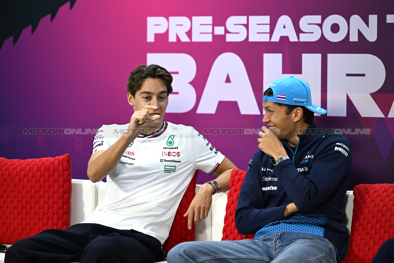 TEST BAHRAIN, (L to R): George Russell (GBR) Mercedes AMG F1 e Alexander Albon (THA) Williams Racing in the FIA Press Conference.

22.02.2024. Formula 1 Testing, Sakhir, Bahrain, Day Two.

- www.xpbimages.com, EMail: requests@xpbimages.com © Copyright: XPB Images