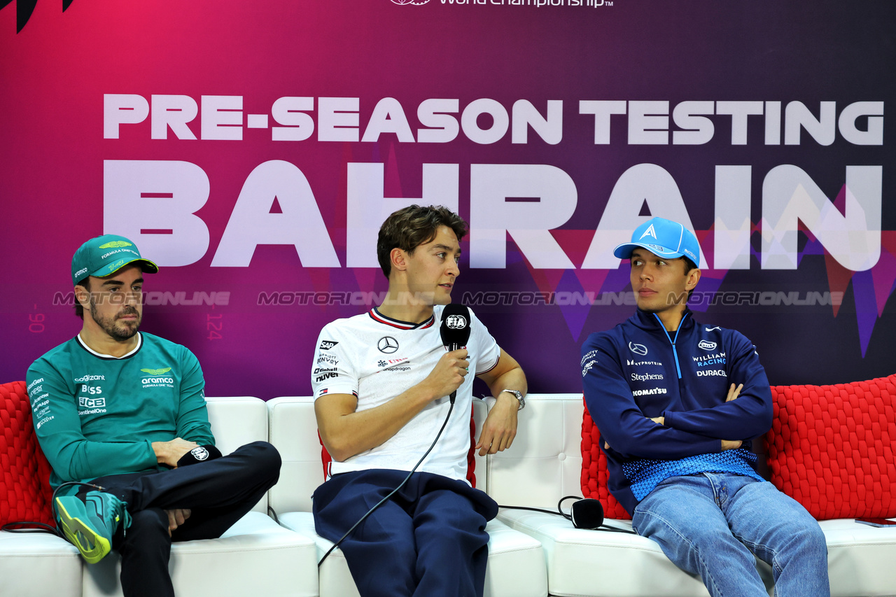 TEST BAHRAIN, (L to R): Fernando Alonso (ESP) Aston Martin F1 Team; George Russell (GBR) Mercedes AMG F1; e Alexander Albon (THA) Williams Racing, in the FIA Press Conference.

22.02.2024. Formula 1 Testing, Sakhir, Bahrain, Day Two.

- www.xpbimages.com, EMail: requests@xpbimages.com © Copyright: Bearne / XPB Images