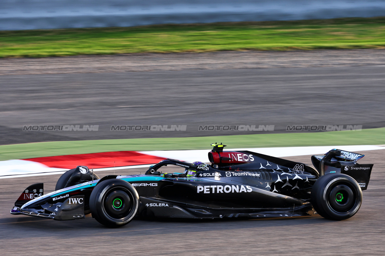 TEST BAHRAIN, Lewis Hamilton (GBR) Mercedes AMG F1 W15.

22.02.2024. Formula 1 Testing, Sakhir, Bahrain, Day Two.

- www.xpbimages.com, EMail: requests@xpbimages.com © Copyright: Batchelor / XPB Images