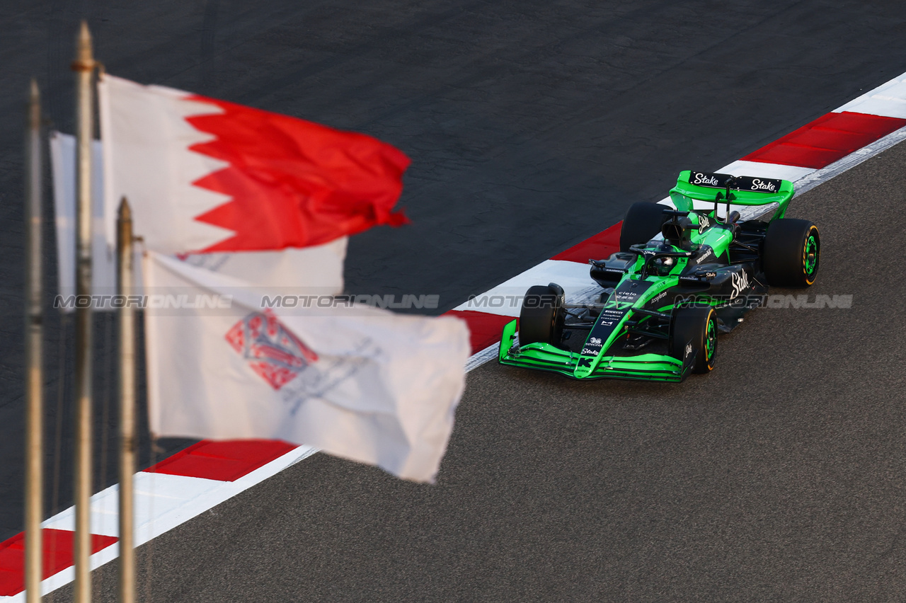 TEST BAHRAIN, Valtteri Bottas (FIN), Sauber F1 Team 
22.02.2024. Formula 1 Testing, Sakhir, Bahrain, Day Two.
- www.xpbimages.com, EMail: requests@xpbimages.com © Copyright: Charniaux / XPB Images