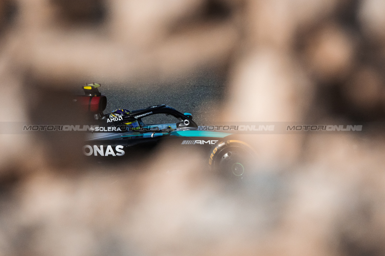 TEST BAHRAIN, Lewis Hamilton (GBR) Mercedes AMG F1 W15.

22.02.2024. Formula 1 Testing, Sakhir, Bahrain, Day Two.

- www.xpbimages.com, EMail: requests@xpbimages.com © Copyright: Bearne / XPB Images