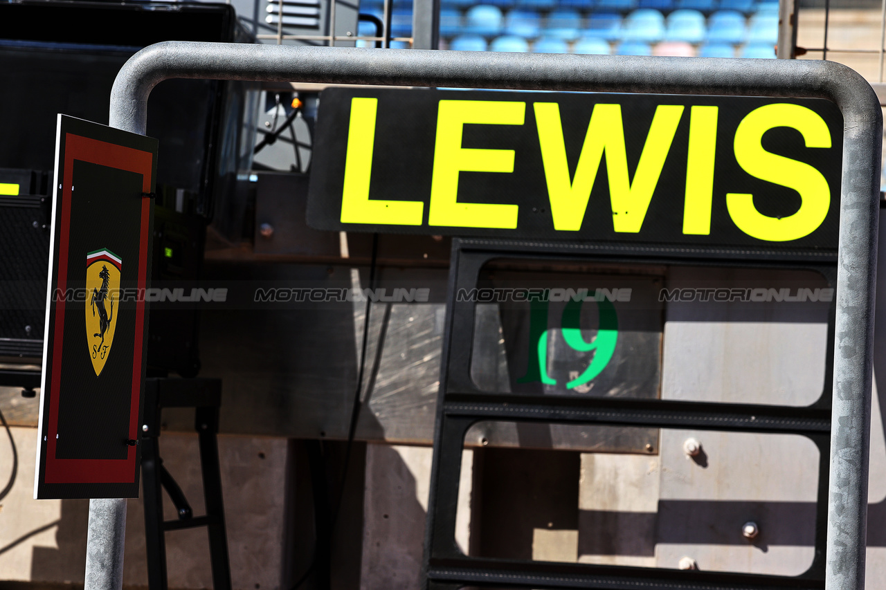 TEST BAHRAIN, Pit board for Lewis Hamilton (GBR) Mercedes AMG F1.

22.02.2024. Formula 1 Testing, Sakhir, Bahrain, Day Two.

- www.xpbimages.com, EMail: requests@xpbimages.com © Copyright: Batchelor / XPB Images