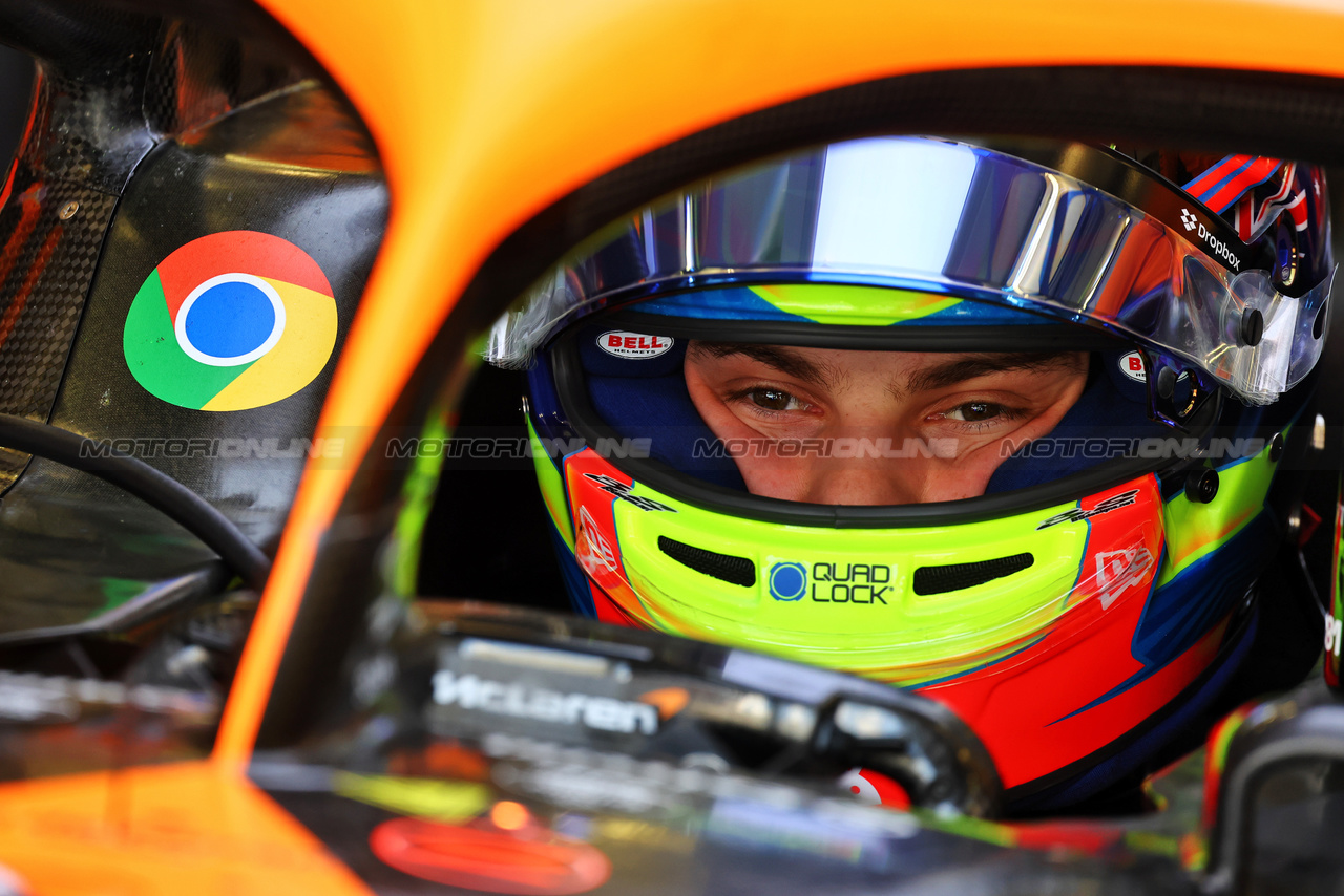 TEST BAHRAIN, Oscar Piastri (AUS) McLaren MCL38.

22.02.2024. Formula 1 Testing, Sakhir, Bahrain, Day Two.

- www.xpbimages.com, EMail: requests@xpbimages.com © Copyright: Batchelor / XPB Images