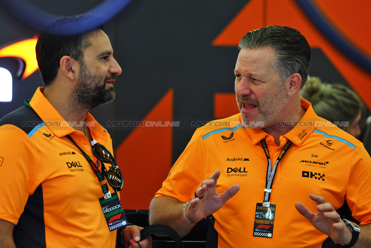TEST BAHRAIN, Zak Brown (USA) McLaren Executive Director (Right).

22.02.2024. Formula 1 Testing, Sakhir, Bahrain, Day Two.

 - www.xpbimages.com, EMail: requests@xpbimages.com © Copyright: Coates / XPB Images