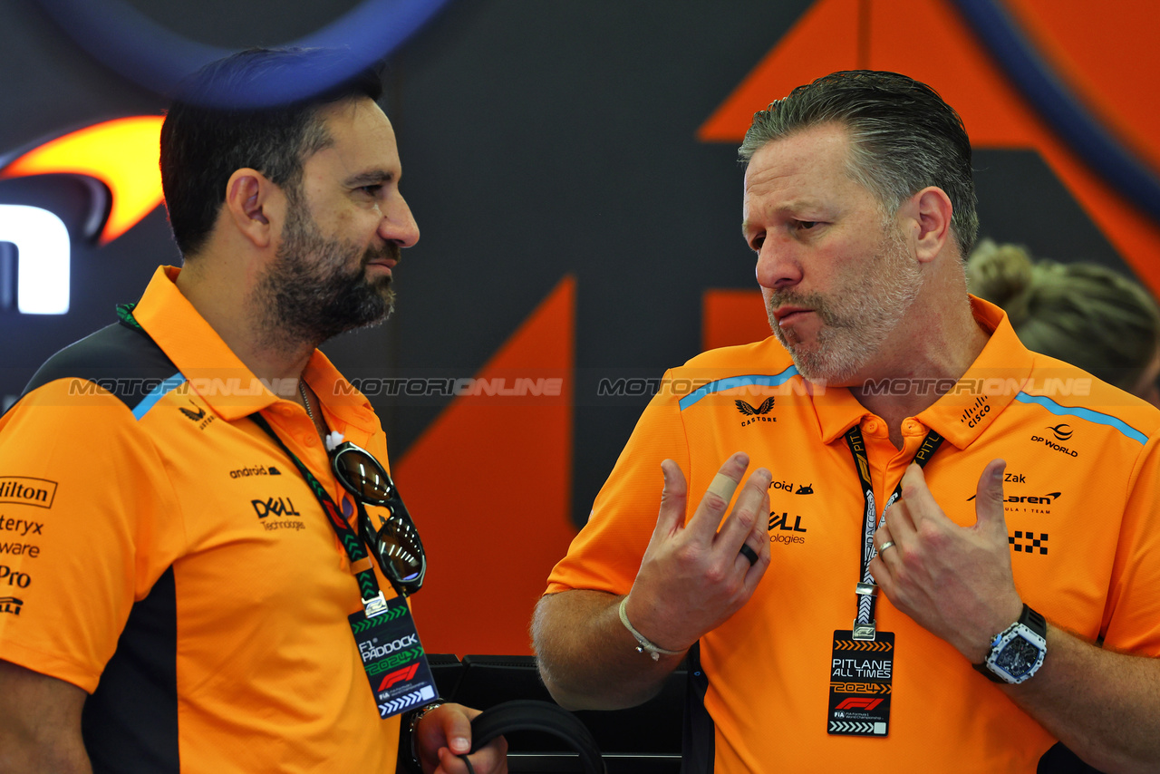 TEST BAHRAIN, Zak Brown (USA) McLaren Executive Director (Right).

22.02.2024. Formula 1 Testing, Sakhir, Bahrain, Day Two.

 - www.xpbimages.com, EMail: requests@xpbimages.com © Copyright: Coates / XPB Images