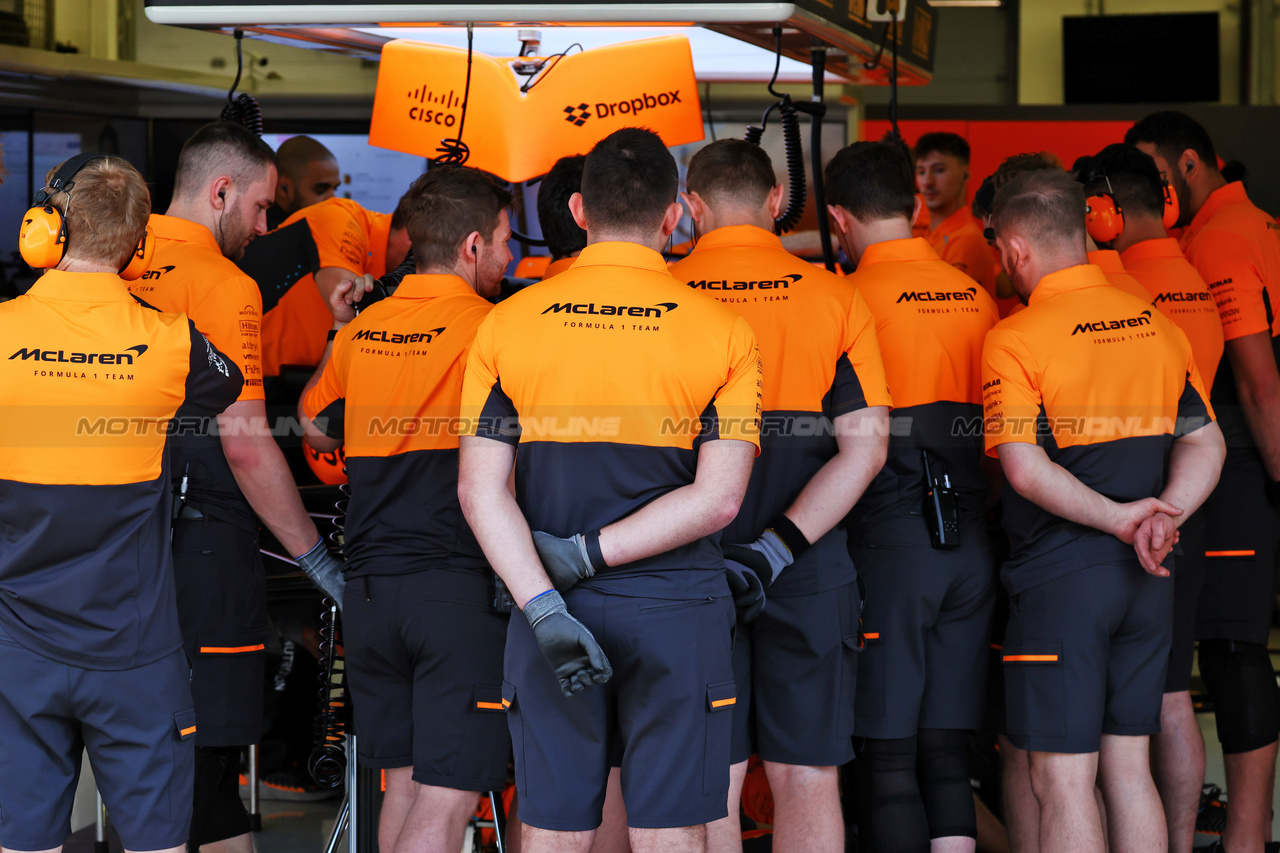 TEST BAHRAIN, McLaren meccanici surround Oscar Piastri (AUS) McLaren MCL38.

22.02.2024. Formula 1 Testing, Sakhir, Bahrain, Day Two.

 - www.xpbimages.com, EMail: requests@xpbimages.com © Copyright: Coates / XPB Images