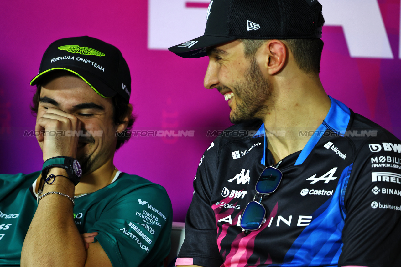 TEST BAHRAIN, (L to R): Lance Stroll (CDN) Aston Martin F1 Team e Esteban Ocon (FRA) Alpine F1 Team in the FIA Press Conference.

23.02.2024. Formula 1 Testing, Sakhir, Bahrain, Day Three.

- www.xpbimages.com, EMail: requests@xpbimages.com © Copyright: Charniaux / XPB Images