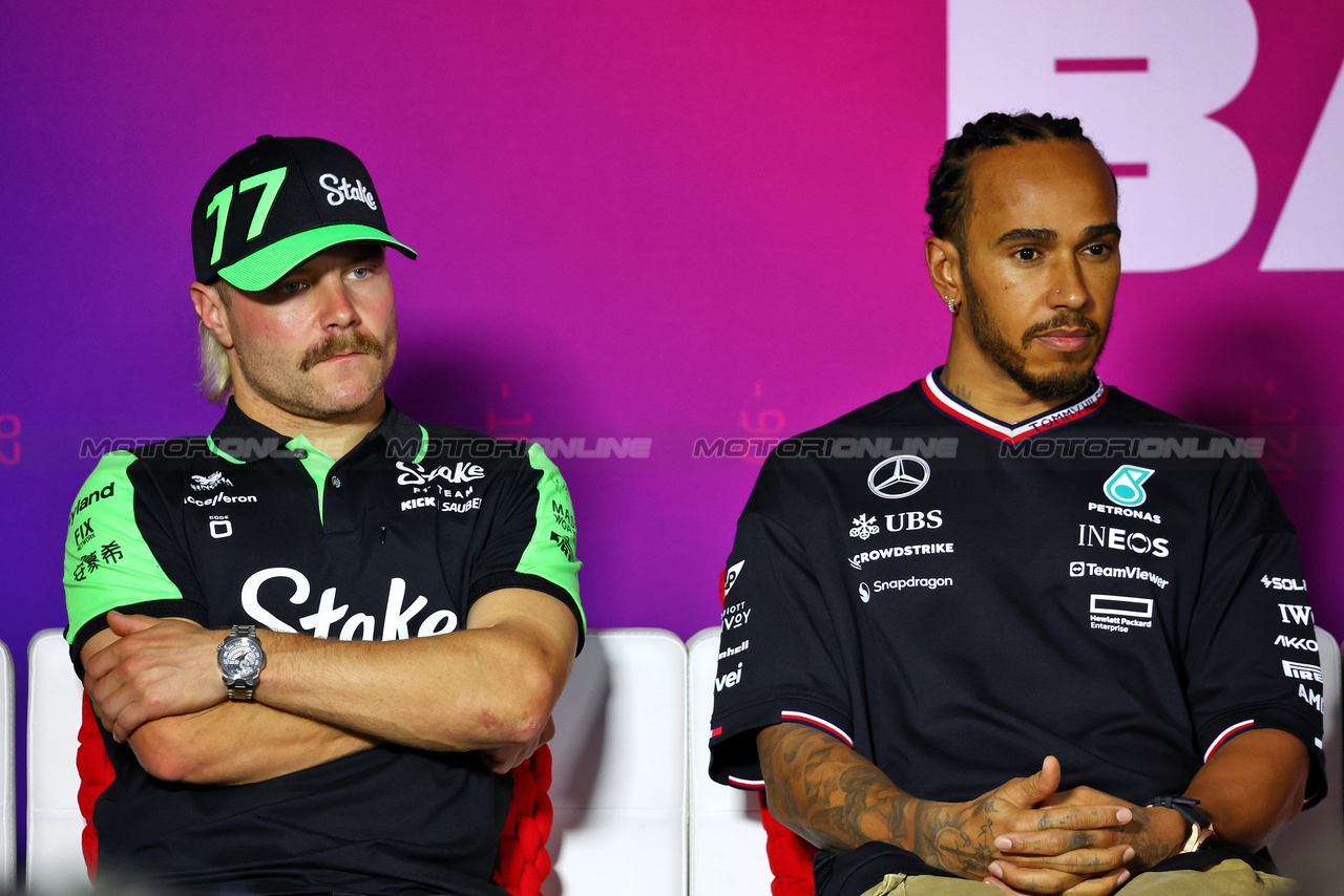 TEST BAHRAIN, (L to R): Valtteri Bottas (FIN) Sauber e Lewis Hamilton (GBR) Mercedes AMG F1 in the FIA Press Conference.

23.02.2024. Formula 1 Testing, Sakhir, Bahrain, Day Three.

- www.xpbimages.com, EMail: requests@xpbimages.com © Copyright: Charniaux / XPB Images