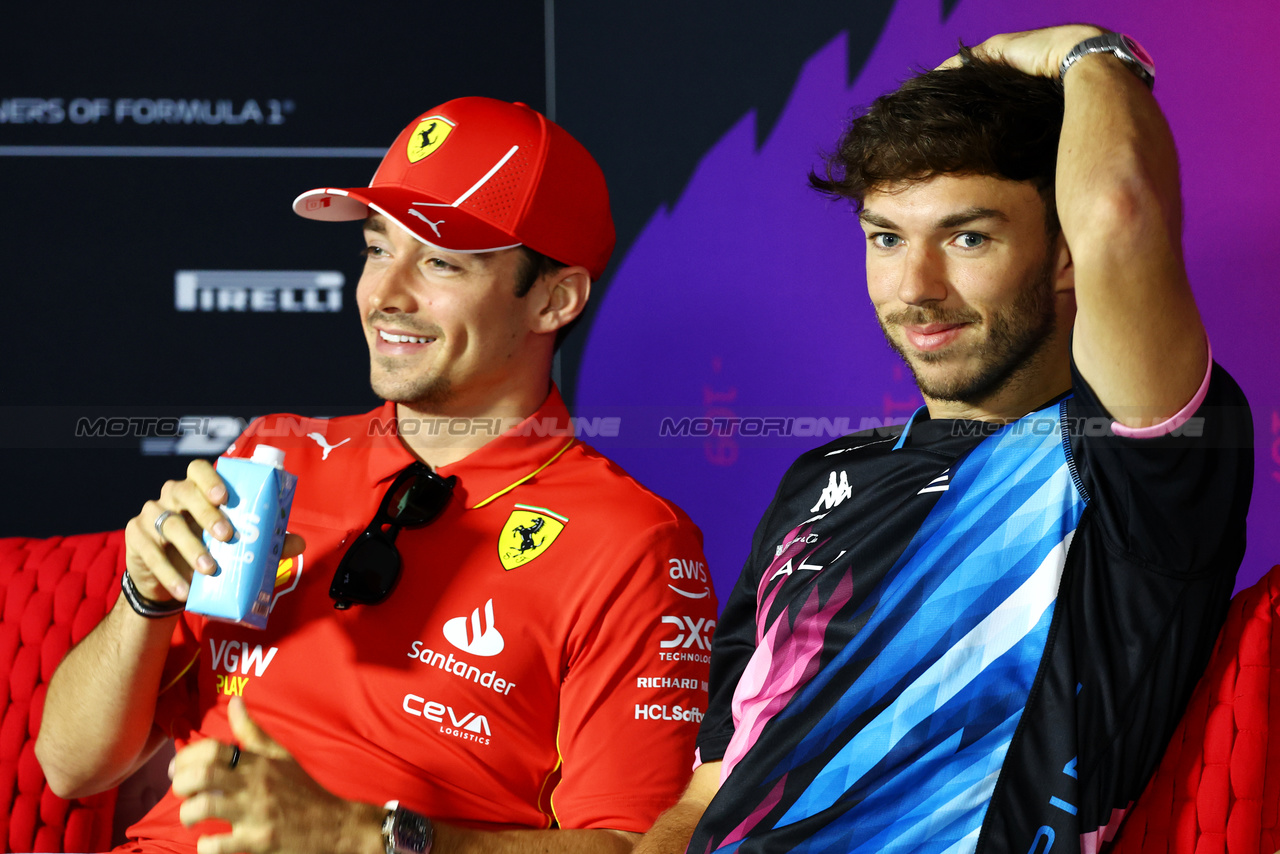 TEST BAHRAIN, (L to R): Charles Leclerc (MON) Ferrari e Pierre Gasly (FRA) Alpine F1 Team in the FIA Press Conference.

23.02.2024. Formula 1 Testing, Sakhir, Bahrain, Day Three.

- www.xpbimages.com, EMail: requests@xpbimages.com © Copyright: Charniaux / XPB Images