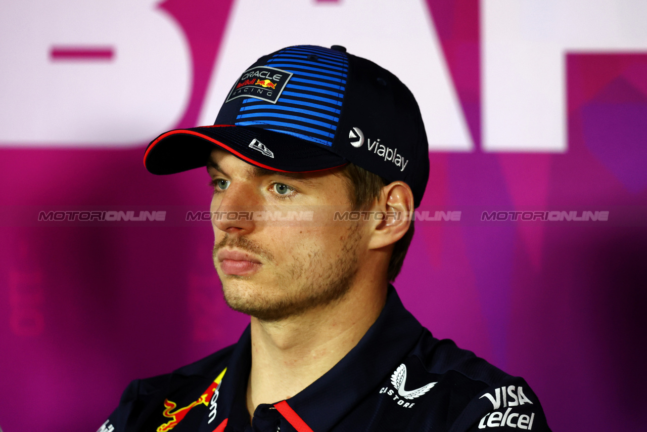 TEST BAHRAIN, Max Verstappen (NLD) Red Bull Racing in the FIA Press Conference.

23.02.2024. Formula 1 Testing, Sakhir, Bahrain, Day Three.

- www.xpbimages.com, EMail: requests@xpbimages.com © Copyright: Charniaux / XPB Images