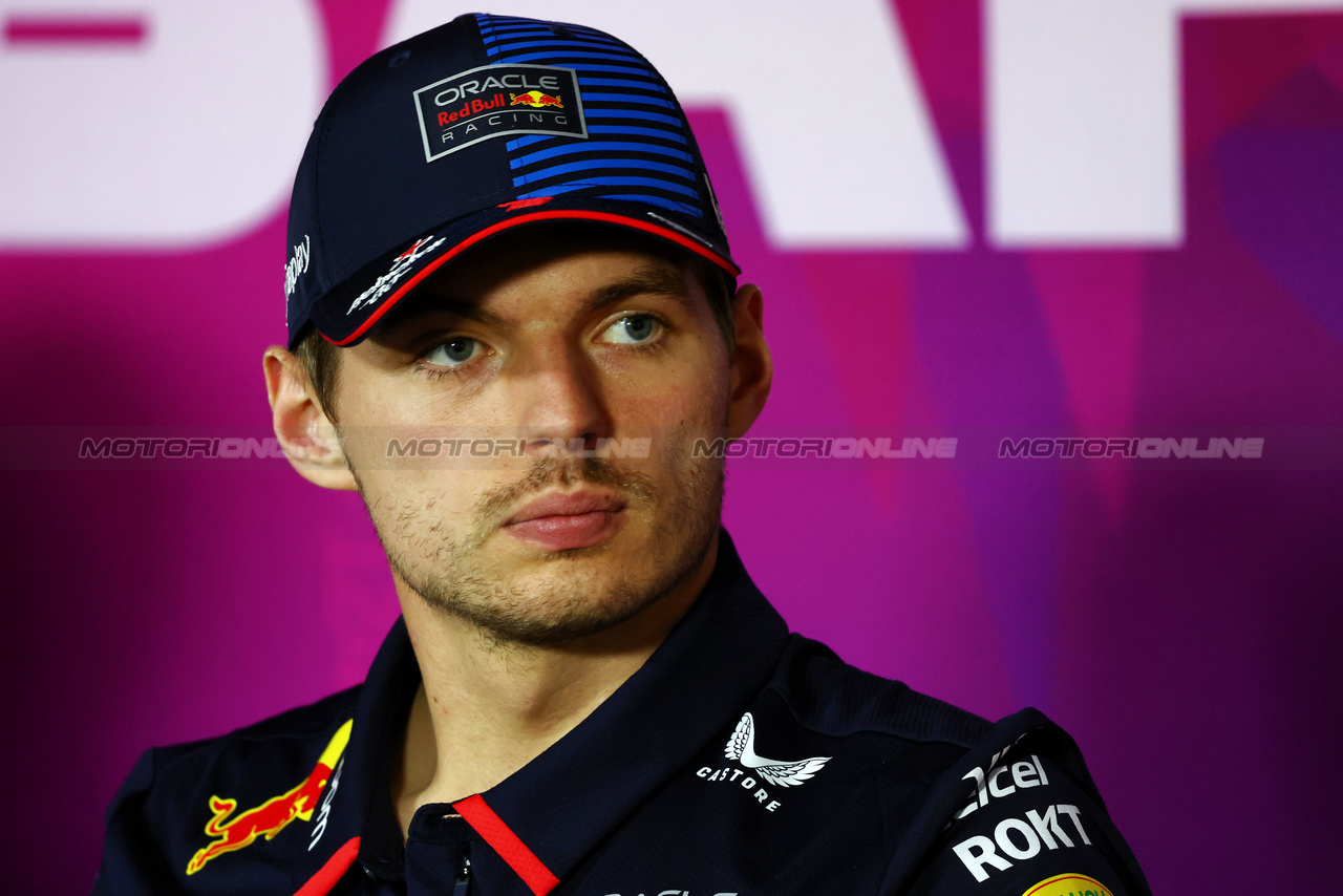 TEST BAHRAIN, Max Verstappen (NLD) Red Bull Racing in the FIA Press Conference.

23.02.2024. Formula 1 Testing, Sakhir, Bahrain, Day Three.

- www.xpbimages.com, EMail: requests@xpbimages.com © Copyright: Charniaux / XPB Images