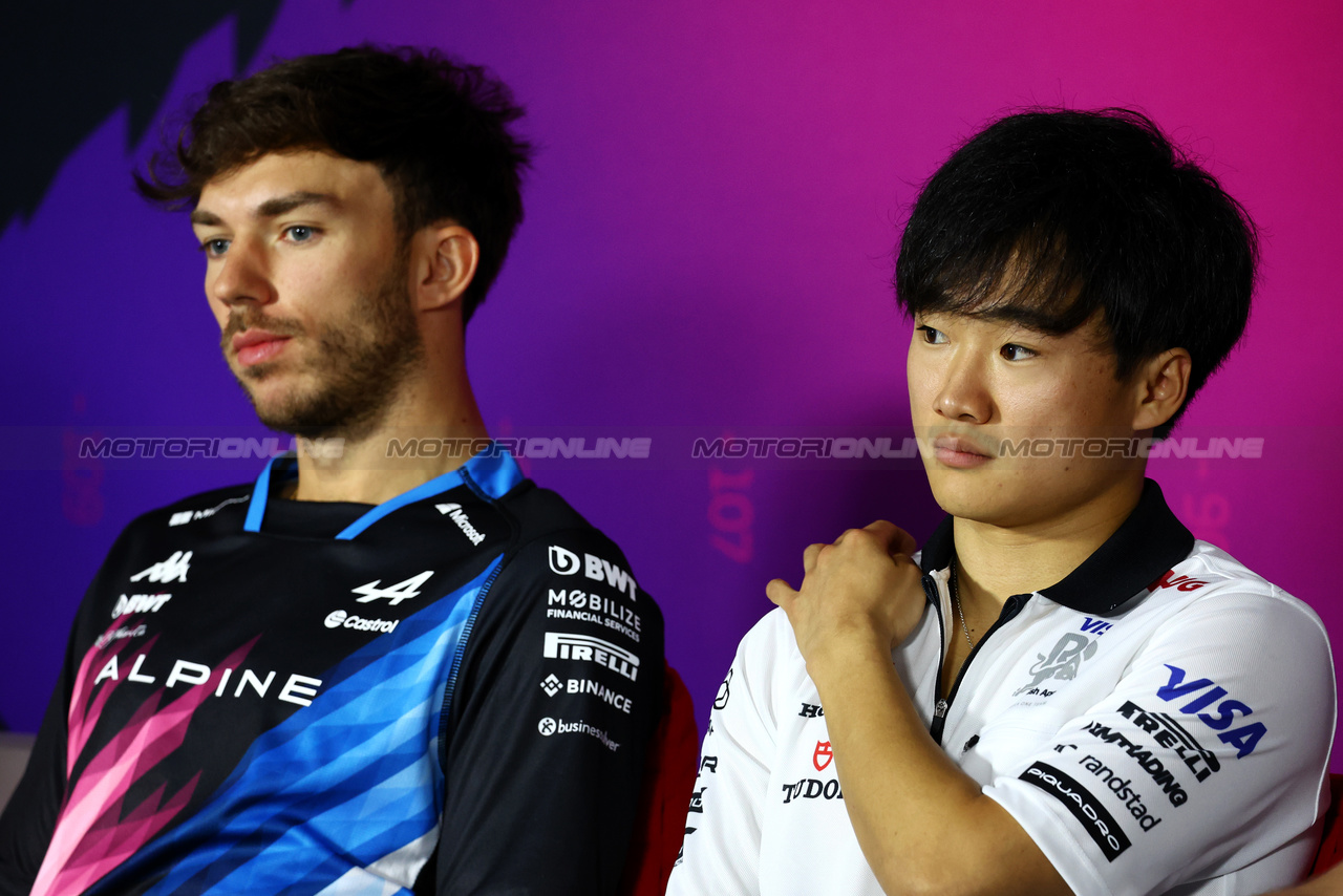TEST BAHRAIN, (L to R): Pierre Gasly (FRA) Alpine F1 Team e Yuki Tsunoda (JPN) RB in the FIA Press Conference.

23.02.2024. Formula 1 Testing, Sakhir, Bahrain, Day Three.

- www.xpbimages.com, EMail: requests@xpbimages.com © Copyright: Charniaux / XPB Images